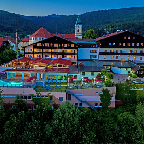 Hotel Hofbräuhaus - Ihr Wellnesshotel im Bayerischen Wald Wellnesshotel im Bayerischen Wald: Außenansicht des Wellnesshotel Hofbräuhaus in Bodenmais mit Außenpool, Saunen und Bergpanorama