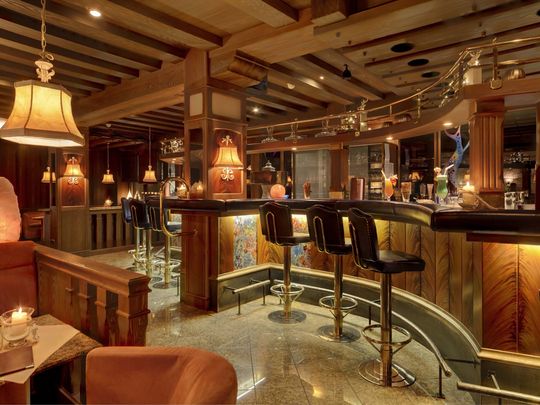 Hofbräuhaus: Restaurant in Bodenmais Stilvolle Hotelbar mit gemütlicher Atmosphäre und edler Holzausstattung im Wellnesshotel Hofbräuhaus Bodenmais